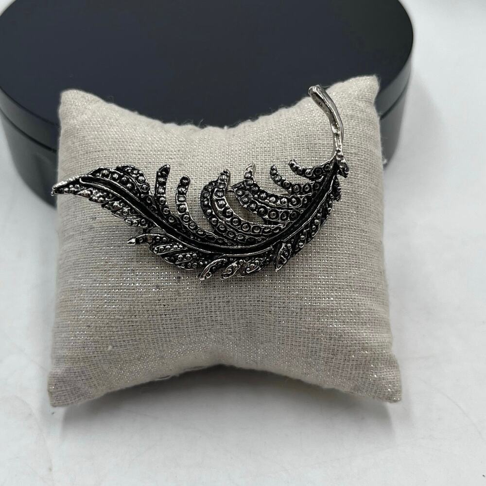 Vintage Silver Tone Dotted Feather ‎ Brooch unsigned